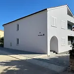 Almaris 3* מאנדרה