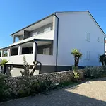 Almaris בית הארחה 3*